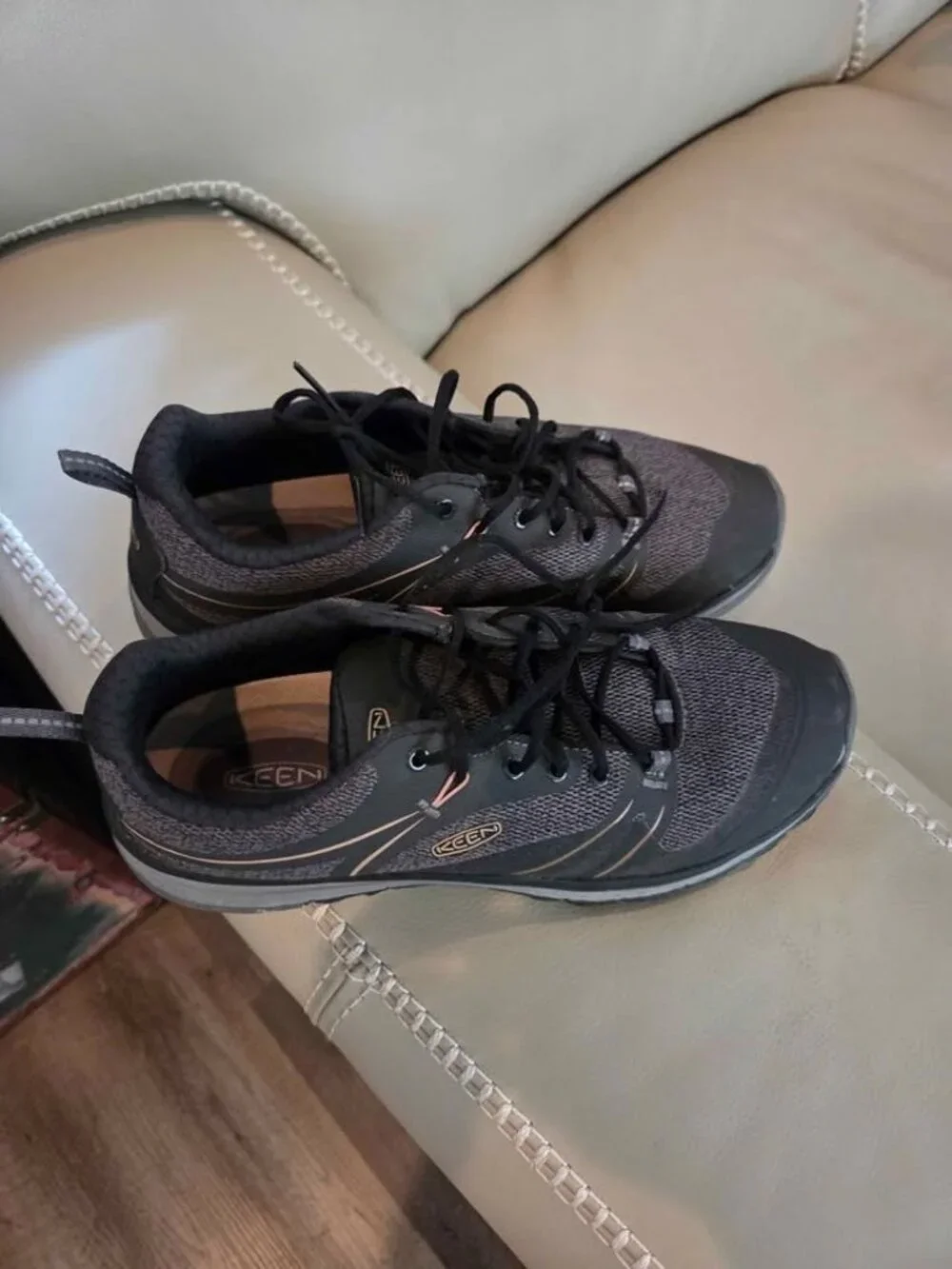 Keen womens hiking shoes size 9 new